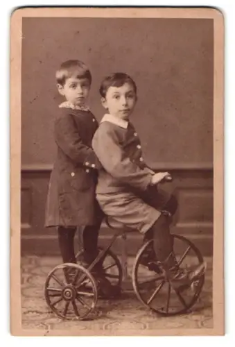 Fotografie Lechleitner & Küster, München, Amalienstr. 6, Franz & Ernst Henle mit Dreirad im Foto-Atelier