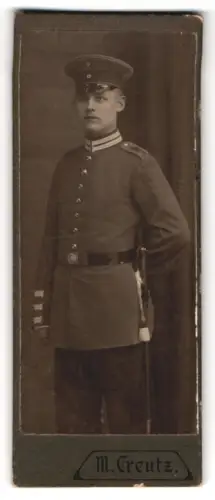 Fotografie M. Creutz, Hamburg, Altonaerstr. 2, Portrait Soldat Kaiser-Alexander-Garde Gren. 4