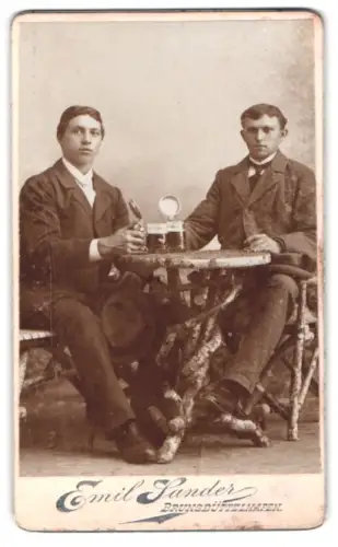 Fotografie Emil Zander, Brunsbüttelhafen, Burschen mit Deckelkrug trinken Bier