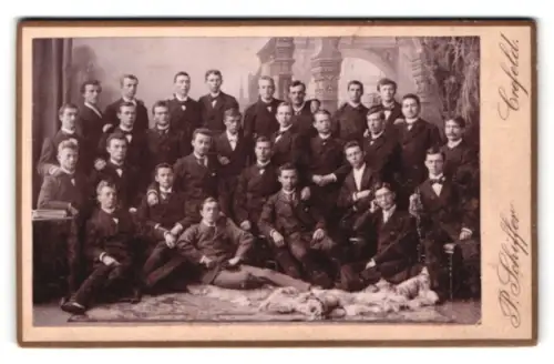 Fotografie P. Schiffer, Crefeld, Neue Linnerstrasse 74, Studenten Gruppenbild mit Dudelsackspieler rechts
