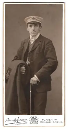 Fotografie Heinrich Axtmann, Plauen i. V., Nahnhofstr. 27, Student mit Schirmmütze & Spazierstock