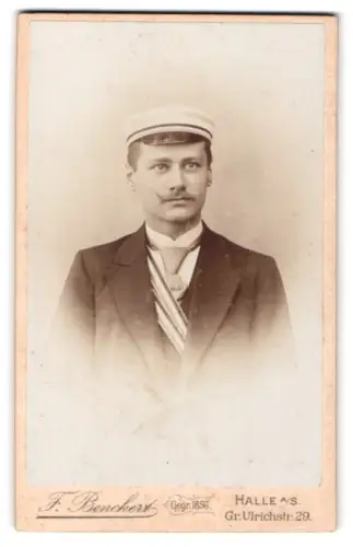 Fotografie F. Benckert, Halle / Saale, Gr. Ulrichstrasse 29, Portrait Student mit Schärpe & Schirmmütze
