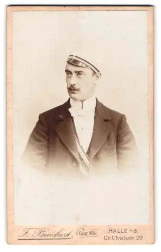 Fotografie F. Benckert, Halle / Saale, Gr. Ulrichstr. 29, Portrait Student im Anzug mit Fliege und Schirmmütze
