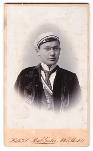 Fotografie Paul Gerber, Halle / Saale, Alter Markt 1, Portrait Student in vollem Wichs mit Zwicker - Brille