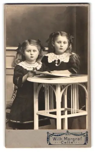Fotografie Wilhelm Margraf, Celle, Mädchen / Schwestern tragen ähnliches Ensemble