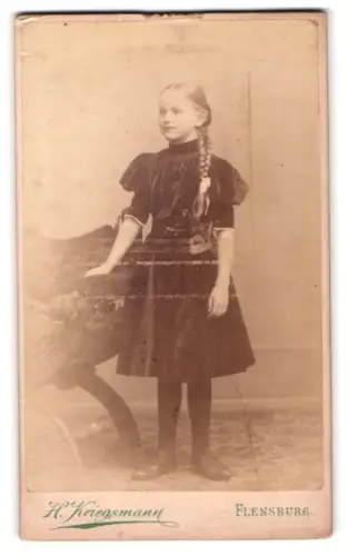 Fotografie H. Kriegsmann, Flensburg, Gr. Strasse 75, Röschen von Löwenstern im Samtkleid mit Zöpfen