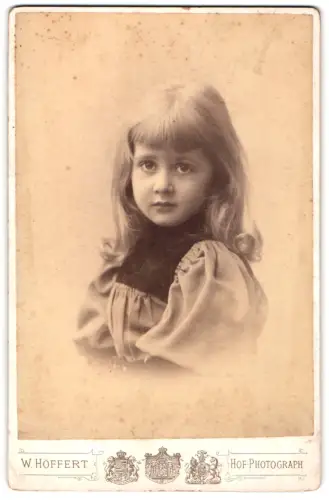 Fotografie W. Höffert, Berlin, Unter den Linden 24, Portrait blondes Mädchen mit gepflegtem Haar