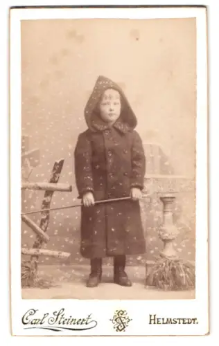 Fotografie Carl Steinert, Helmstedt, Schützenwall 31, Blonder Knabe trägt einen Mantel mit Kapuze