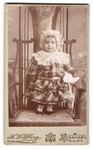 Fotografie H. Wolffberg, Rixdorf, Bergstr., Mädchen mit Haube im karierten Kleid