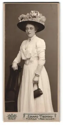 Fotografie Eduard Tiborsky, Hameln / Weser, Ostertorwall 19, Dame im hellen Kleid mit modischem Hut & Handtasche