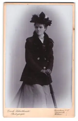 Fotografie Erich Scheithauer, Zwickau i. S., Aeussere Plauensche Str. 24, Dame mit Schirm, Schwarzer Boa & Hut
