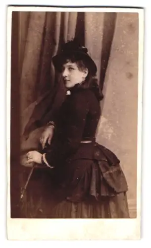 Fotografie Fotograf und ort unbekannt, Portrait hübsche Brünette Dame mit Schmuck trägt modischen Hut