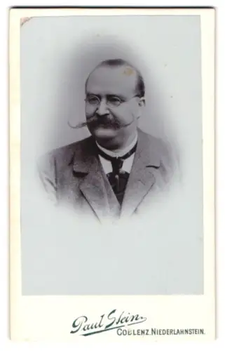 Fotografie Paul Stein, Coblenz, Löhrstr. 77, Portrait Edelmann mit Brille & imposanten Schnauzbart