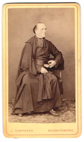 Fotografie J. Samhaber, Aschaffenburg, Portrait Geistlicher in typischer Bekleidung