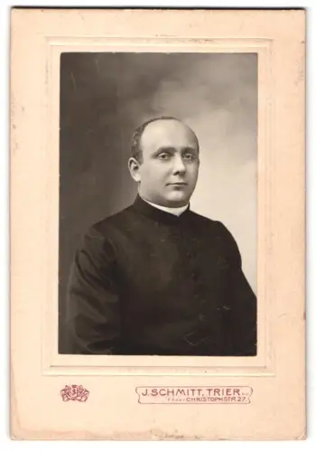 Fotografie J. Schmitt, Trier, Christophstr. 27, Portrait Geistlicher mit Halbglatze