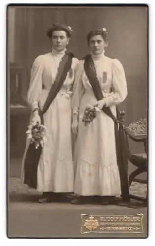 Fotografie Rudolf Högler, Bregenz, junge Damen im weissen Kleid mit Schärpe beim Sängerfest