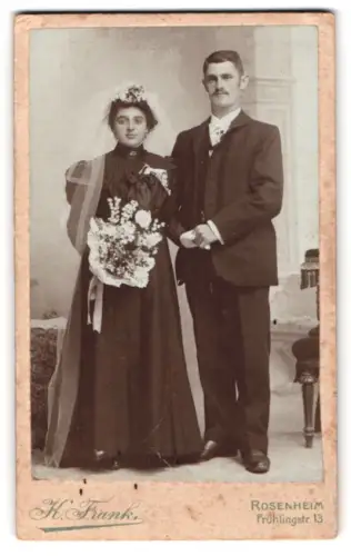 Fotografie K. Frank, Rosenheim, Frühlingstr. 13, junges Hochzeitspaar schwarz gekleidet kurz nach der Trauung