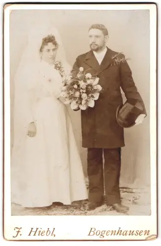 Fotografie J. Hiebl, Bogenhausen, Hochzeitspaar festlich gekleidet, Bräutigam mit Lavendelzweig am Anzug