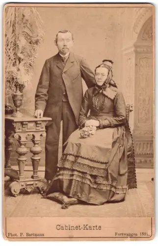 Fotografie P. Bartmann, Furtwangen, Dame in Tracht nebst Ehemann im Anzug 1891
