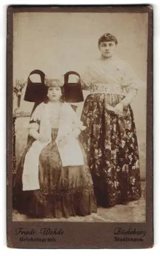 Fotografie Friedrich Wehde, Bückeburg, hübsche junge Frauen in Tracht
