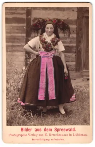 Fotografie E. Bruchmann, Lübbenau, junge Frau in Tracht aus dem Spreewald, koloriert