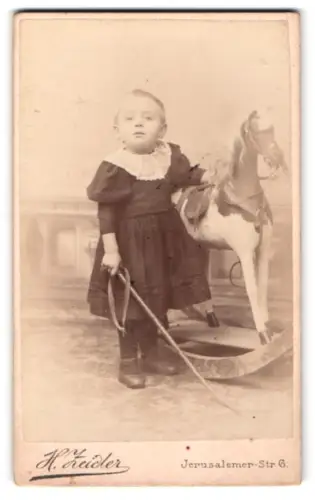 Fotografie H. Zeidler, Berlin, Jerusalemer Str. 6. Kleinkind mit Schaukelpferd und Reitgerte