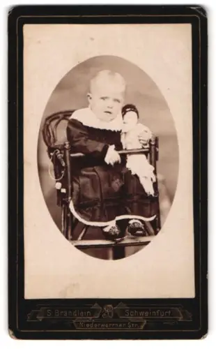 Fotografie Gebr. Brändlein, Schweinfurt, Niederwerrner Str., Baby mit Puppe im Kindersitz