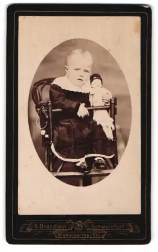 Fotografie Gebr. Brändlein, Schweinfurt, Niederwerrner Str., Baby mit Puppe im Kindersitz