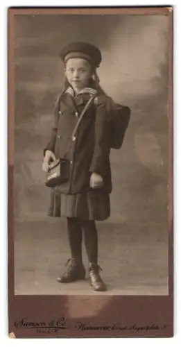 Fotografie Samson & Co., Hannover, Ernst Augustplatz 5, Schulmädchen im Matrosenanzug mit Schulranzen & Handtasche
