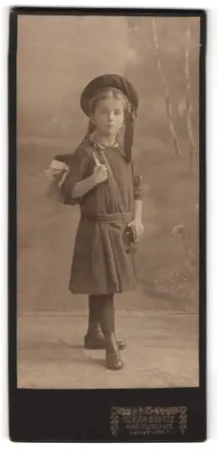 Fotografie Oskar Goetze, Harburg / Elbe, Schulmädchen mit Zöpfen & Schulranzen