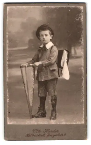 Fotografie Otto Harder, Halberstadt, Spiegelstr. 9, Schulknabe mit Zuckertüte & Schulranzen am Tag der Einschulung