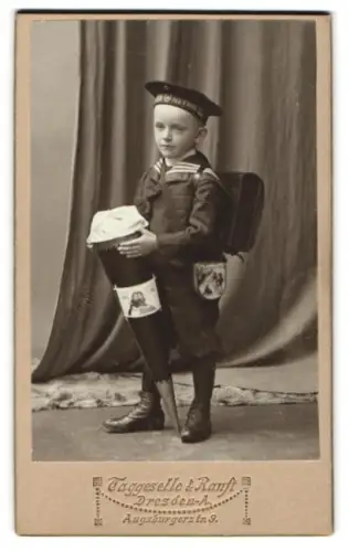 Fotografie Taggeselle 6 Ranft, Dresden, Augsburgerstr. 9, Schulknabe in Marineuniform mit Schultüte & Mützenband Meteor