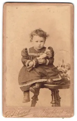 Fotografie R. Schwab, Bockenheim, Frankfurterstr. 33, Mädchen hält Puppe im Arm