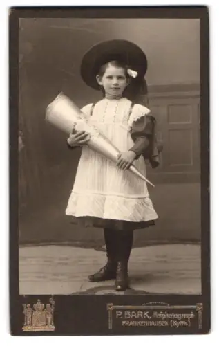 Fotografie P. Bark, Frankenhausen / Kyffhäuser, Schulmädchen mit Schultüte, Hut & Schulranzen zur Einschulung