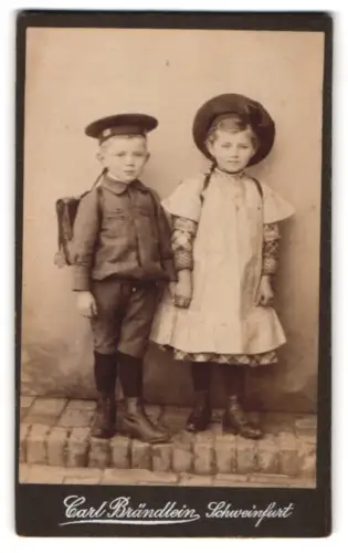 Fotografie Carl Brändlein, Schweinfurt, Gymnasiumstr. 2, Schulknabe & Schulmädchen mit Schulranzen