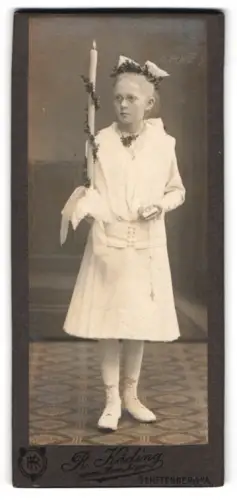 Fotografie R. Käding, Senftenberg N. L., Mädchen mit Kerze im weissen Kleid nach der Kommunion