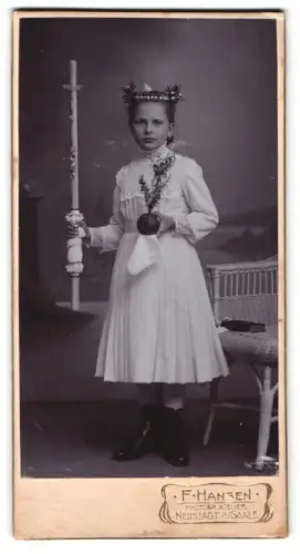 Fotografie F. Hansen, Neustadt / Saale, Mädchen im weissen Kleid mit Kerze nach der Kommunion