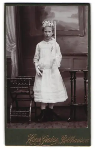 Fotografie Heinrich Gratze, Rothausen, Mädchen im weissen Kleid mit Kerze zur Kommunion