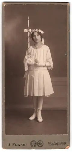 Fotografie J. Fuchs, Berlin-Schöneberg, Hauptstr. 19, Kommunion, Mädchen im weissen Kleid mit Blumenschmuck im Haar