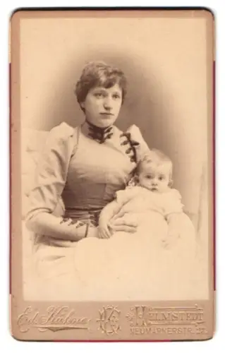 Fotografie Ed. Kühne, Helmstedt, Neumarker Strasse 23, junge Mutter mit Sohn im Taufkleid 1892