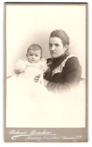 Fotografie Richard Dencker, Hamburg, Eimsbütteler Chaussee 10a, Portrait Mutter mit Baby im Taufkleid