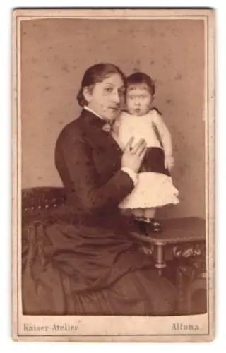 Fotografie Kaiser Atelier, Altona, Grosse Freiheit 64, junge Brünette Mutter mit Tochter auf Beistelltisch stehend