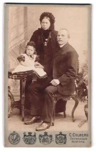 Fotografie C. Colberg, Oeynhausen, Klosterstr. 13, junge Familie im besten Zwirn beim Fotograf 1898