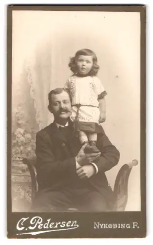 Fotografie C. Pedersen, Nyköbing, glücklicher Vater mit Tochter auf der Schulter