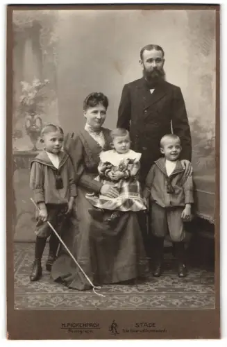 Fotografie H. Pickenpack, Stade, Hökerstrasse Ecke kl. Schmiedestrasse, Familie im feinen Sonntagszwirn beim Fotograf