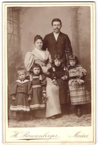 Fotografie H. Ranzenberger, Mainz, Stadthausstr. 4, Paar mit Töchtern im Sonnatgskleid
