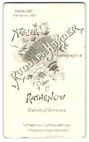 Fotografie Rudolph Hörder, Rathenow, Bahnhofstrasse, Fächer & Blumenblüten, Rückseitig Damen-Portrait