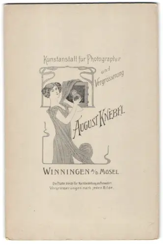 Fotografie August Knebel, Winningen / Mosel, Jugendstil Dame bedient Plattenkamera, Rückseitig Grossmutter Portrait