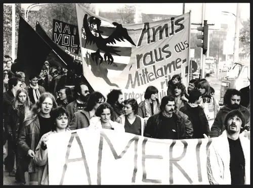 4 Fotografien Proteste gegen den Vietnamkrieg, US-Imperialismus in Südamerika und Apartheid in Südafrika, 18 x 25cm