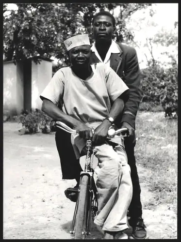5 Fotografien Verschieden Aufnahmen von Afrikanern, u.a. bei und auf Fahrrädern